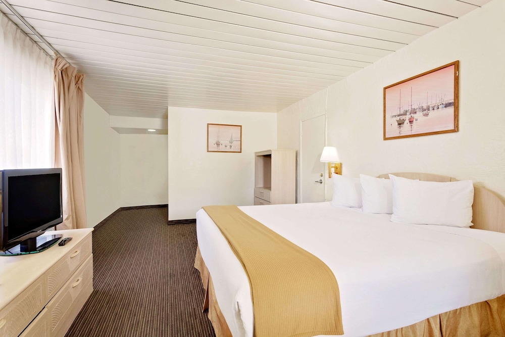 Room, 1 King Bed - Photo 3