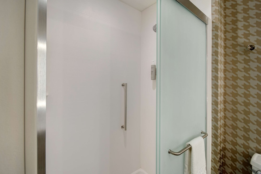 Studio, 1 King Bed, Accessible (Roll-In Shower) - Photo 10