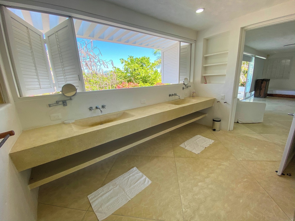 Deluxe Suite, 1 Bedroom, Balcony, Partial Sea View photo 2