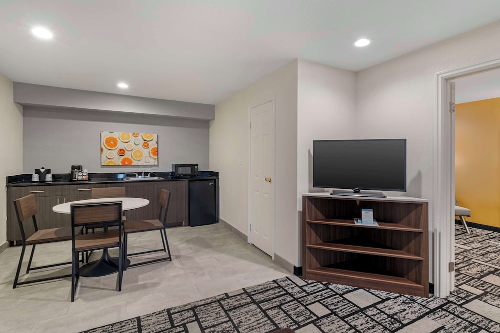 Standard Room, 1 King Bed, Non Smoking, Refrigerator - Photo 3