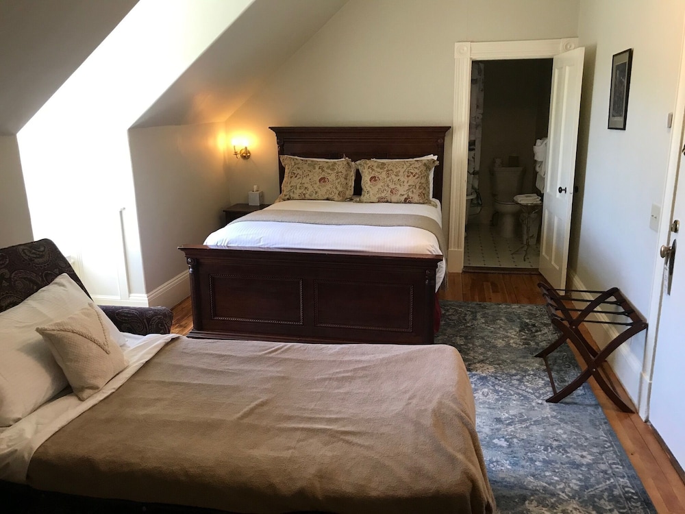 Middle Room, 1 Queen Bed, Twin size sofa bed, Petite claw foot tub and shower photo 1