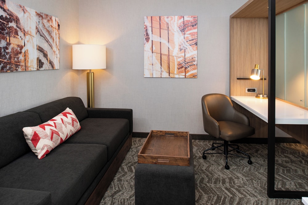 Suite, Multiple Beds (Mobility/Hearing Access, Roll-In Shwr)