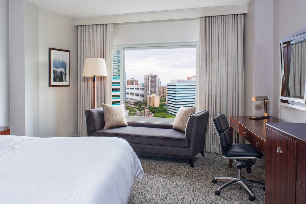 Premium Room, 1 King Bed, Corner - Photo 8