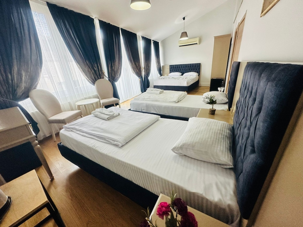 Family Quadruple Room, Multiple Beds photo 2
