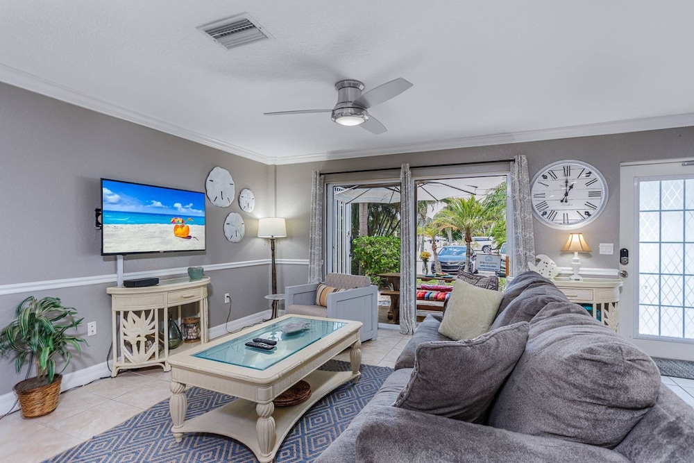 Condo (Minorga Sand Dollar on the Key)