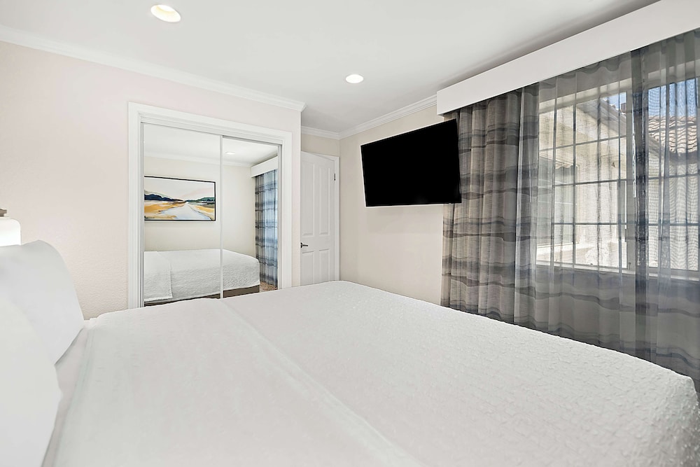 Suite, 1 King Bed, Non Smoking photo 1