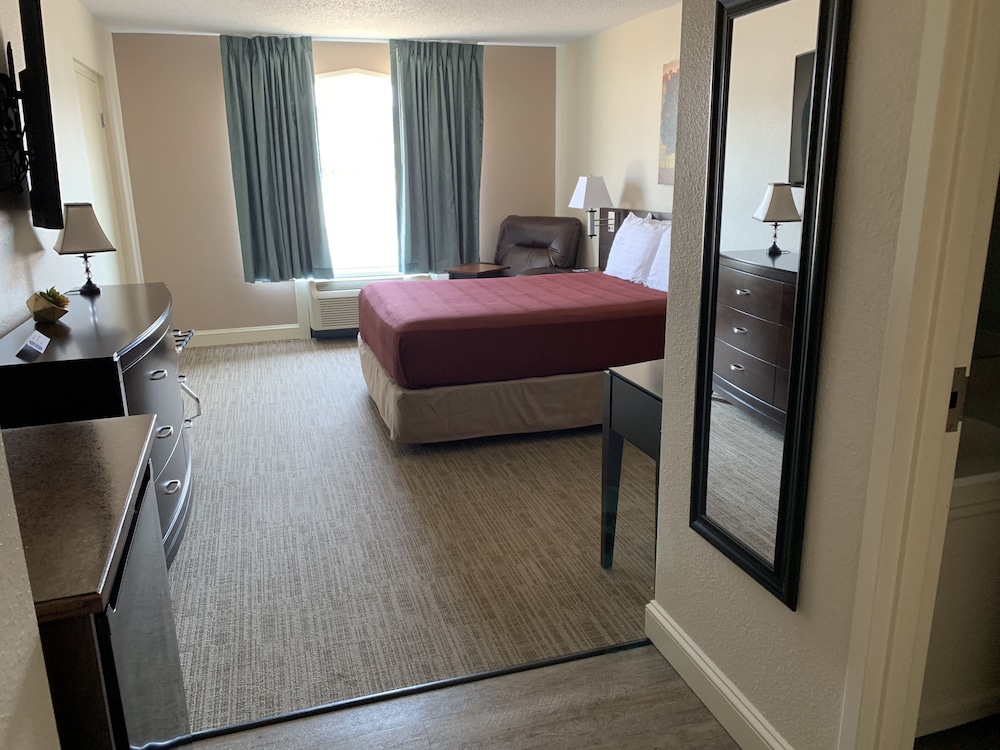Standard Room, 1 Queen Bed photo 3