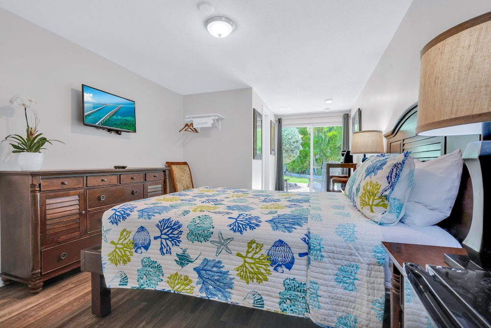 Pool View 1 Queen Island Room photo 1