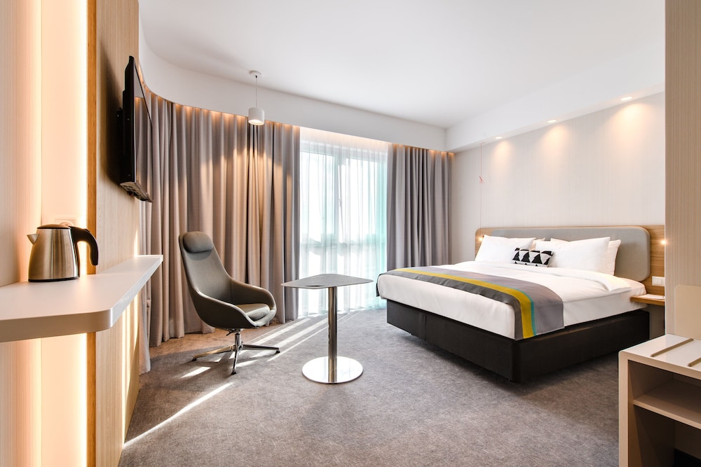Standard Room, 1 King Bed, Accessible (Free Breakfast) - Photo 5