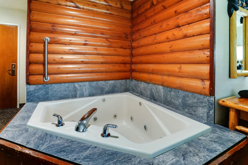 Theme Suite with Whirlpool - Photo 3