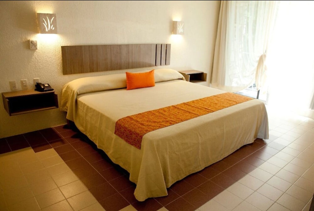 Standard Room, 1 King Bed photo 3