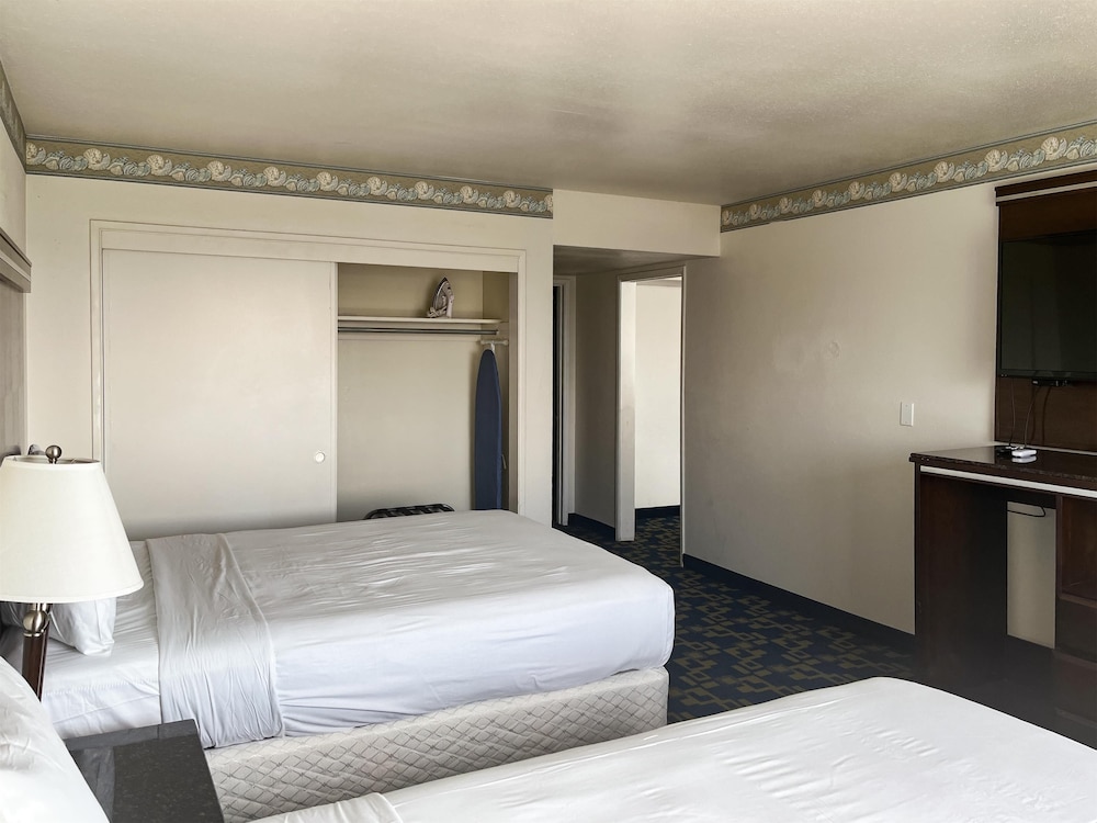 Deluxe Room, 2 Queen Beds, Non Smoking, Refrigerator & Microwave photo 1