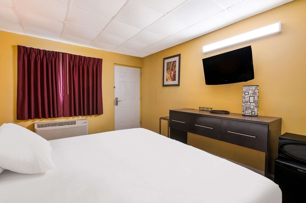 Standard Room, 1 King Bed, Non Smoking photo 2