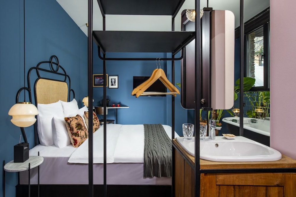 Romantic Suite (With Bathtub) photo 2