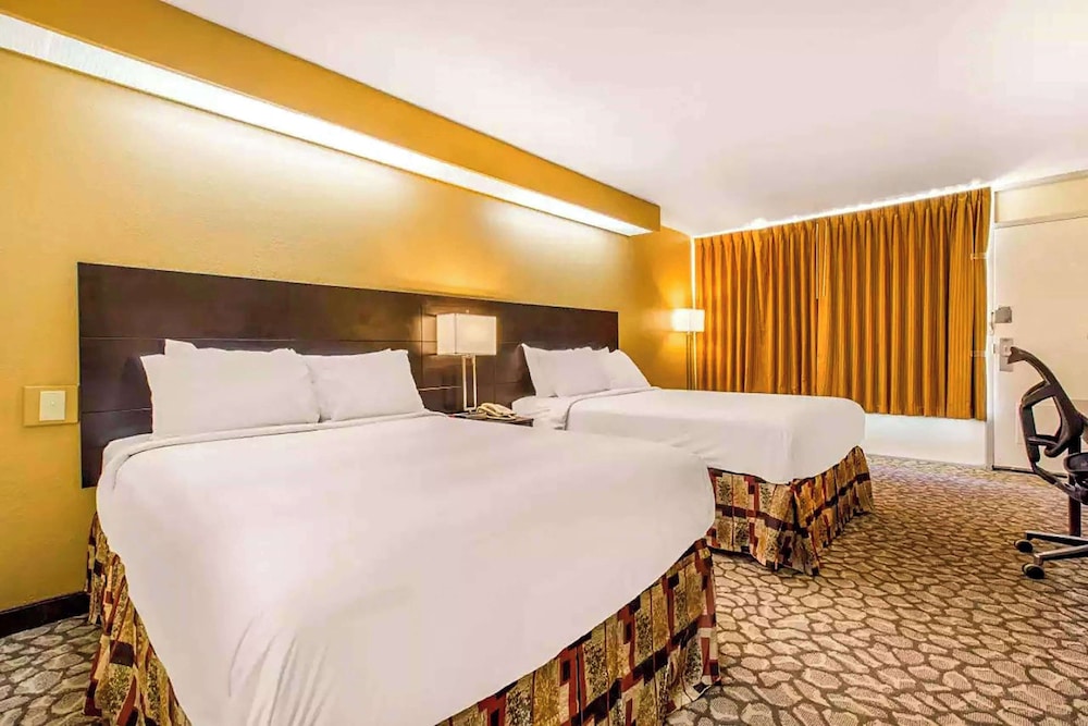 Room, 2 Double Beds, Non Smoking - Photo 3