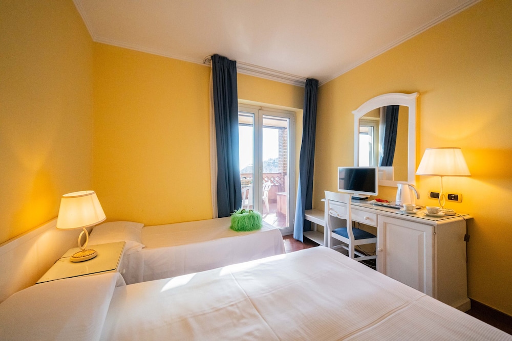 Deluxe Quadruple Room, Sea View photo 3