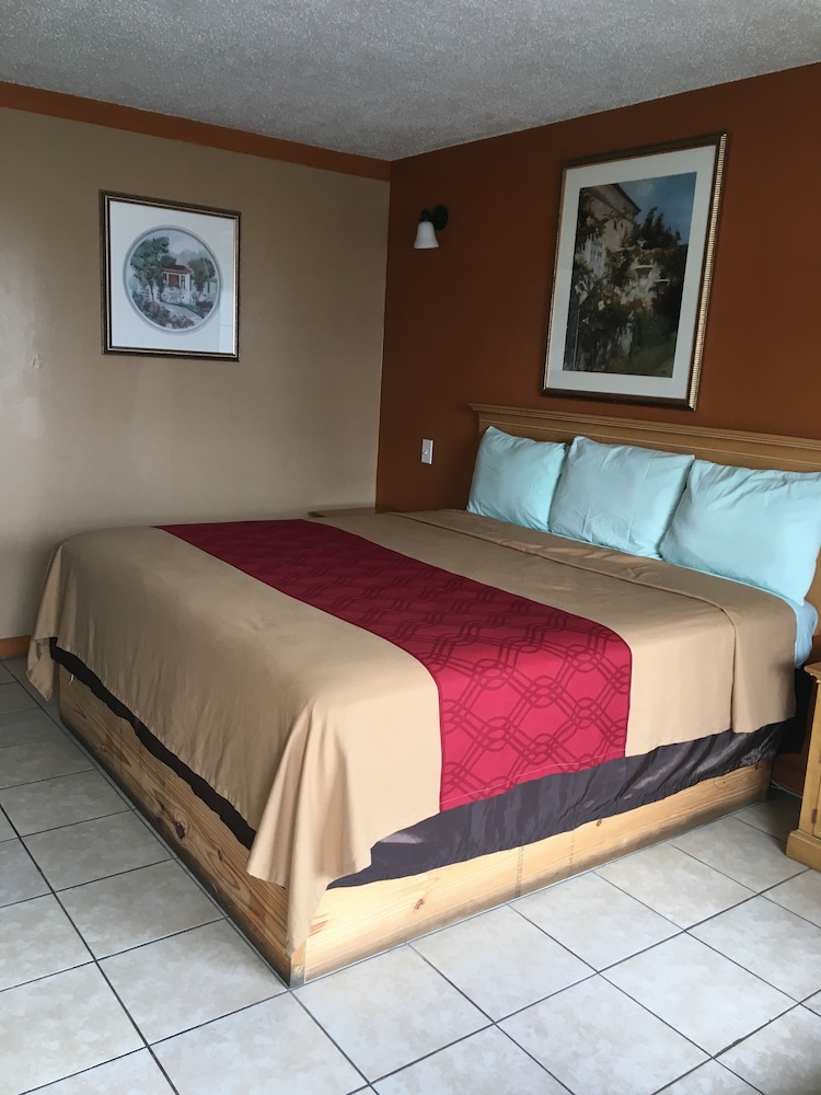 Standard Room, 1 King Bed, Non Smoking photo 2