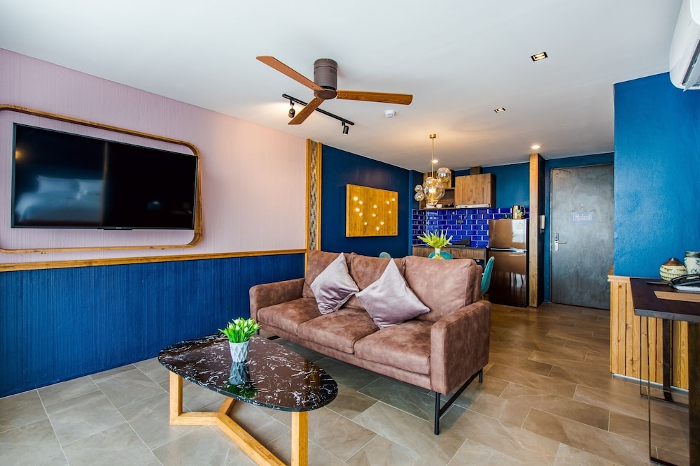 One-Bedroom Suite - Photo 11