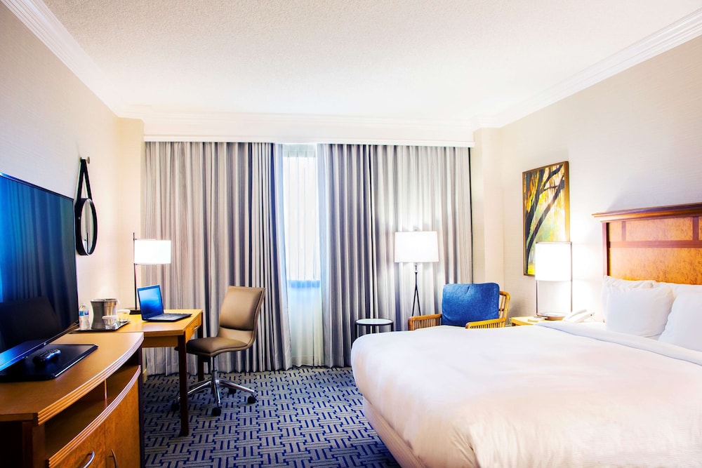 Suite, 1 Bedroom, Accessible (Mobility, Roll-in Shower) photo 3