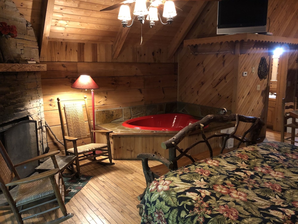 Sweetbriar Romantic Cabin (Pet Friendly) photo 2