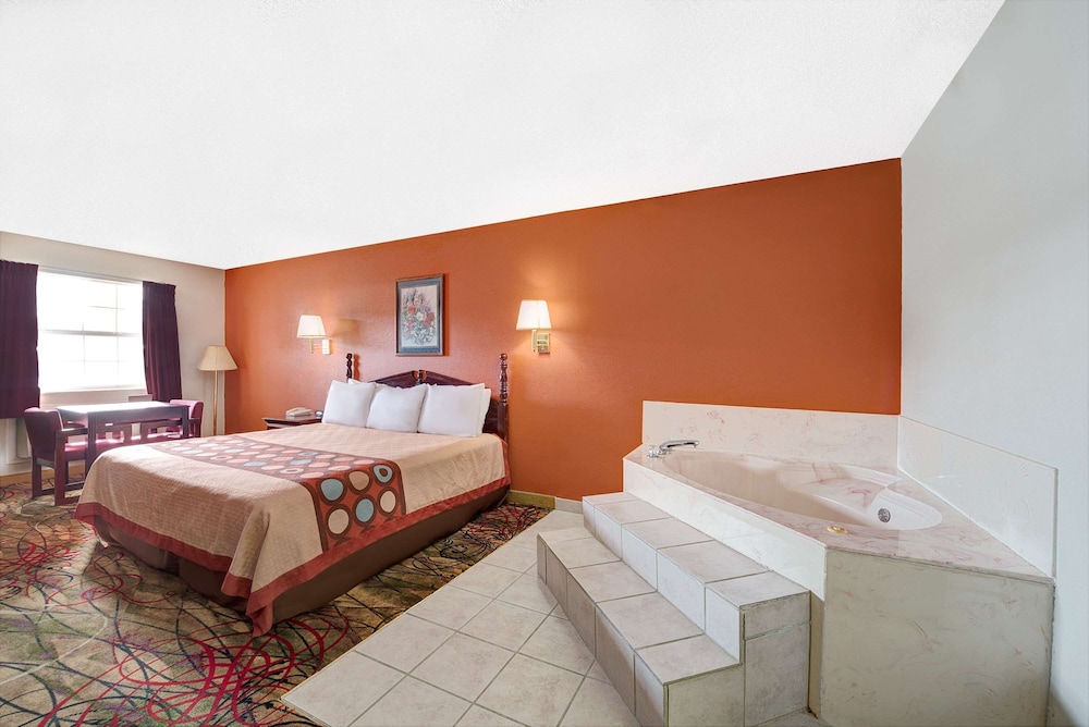 Room, 1 King Bed, Jetted Tub photo 1