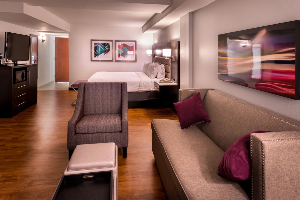 Suite, 1 King Bed - Photo 3