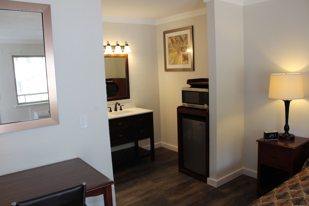 Deluxe Single Room, 1 Queen Bed - Photo 2