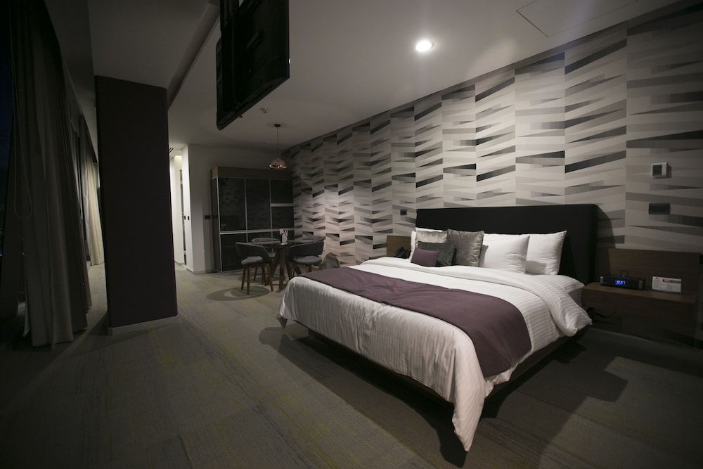 Master Suite 1 king bed and 2 Double Bed photo 3
