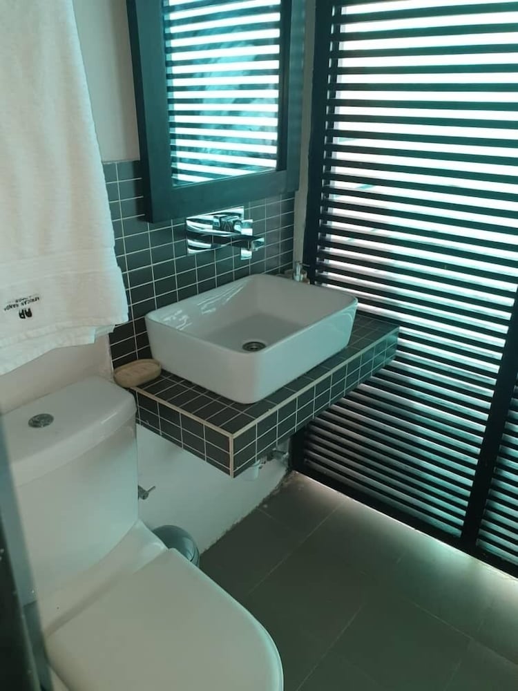 Deluxe Room, 1 Queen Bed photo 2