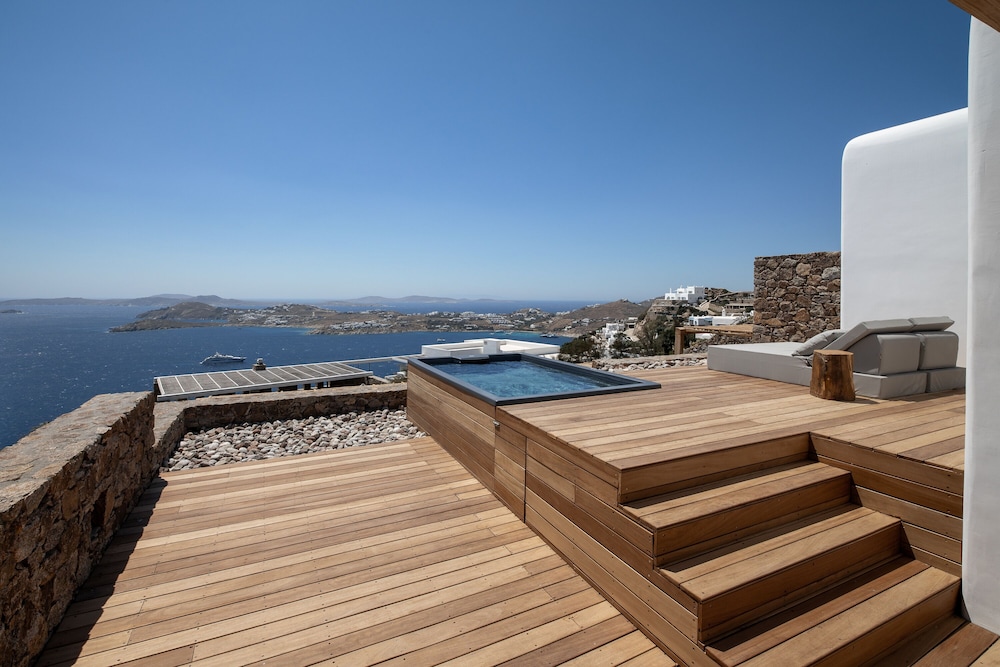 Deluxe Suite, Jetted Tub, Sea View - Photo 6