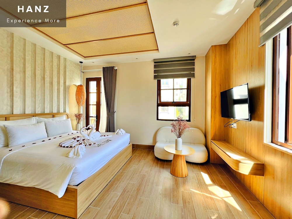 Deluxe Double Room, 1 Queen Bed, Balcony, City View - Photo 1