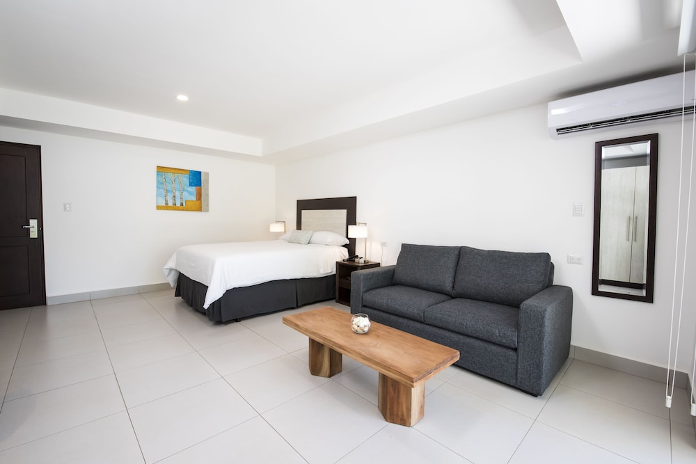 Deluxe Queen Suite