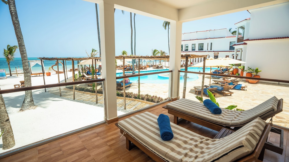 Grand Ocean Suite photo 2
