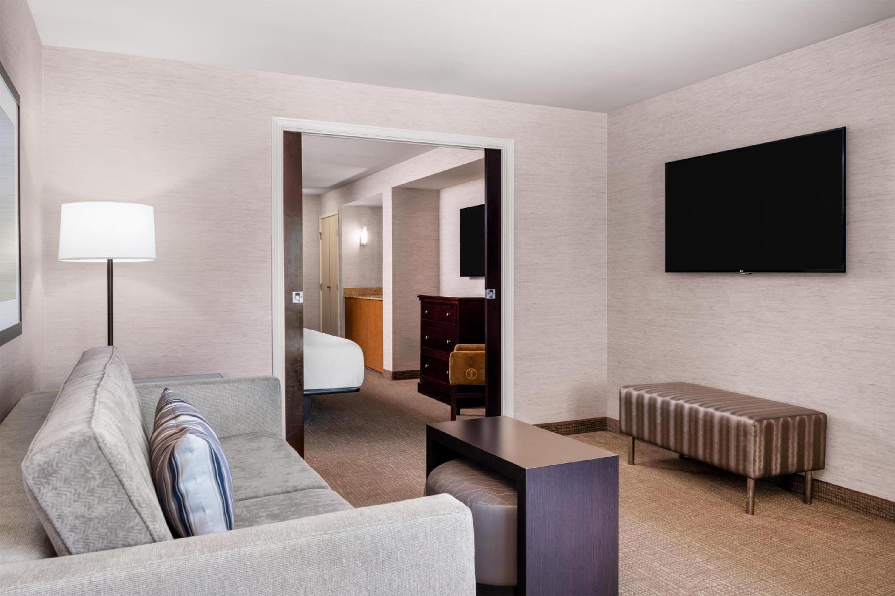 King Suite with Bath Tub, Sofa Bed, Full Kitchen and Separate Living Area - Disability/Non-Smoking - Photo 2
