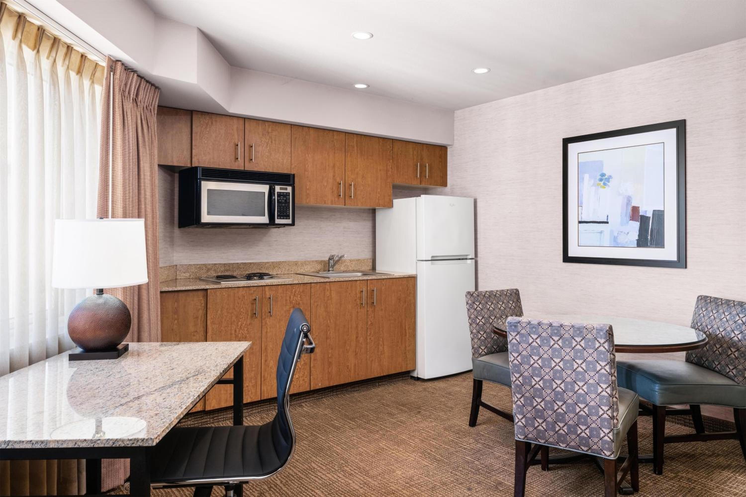 King Suite with Bath Tub, Sofa Bed, Full Kitchen and Separate Living Area - Disability/Non-Smoking - Photo 3