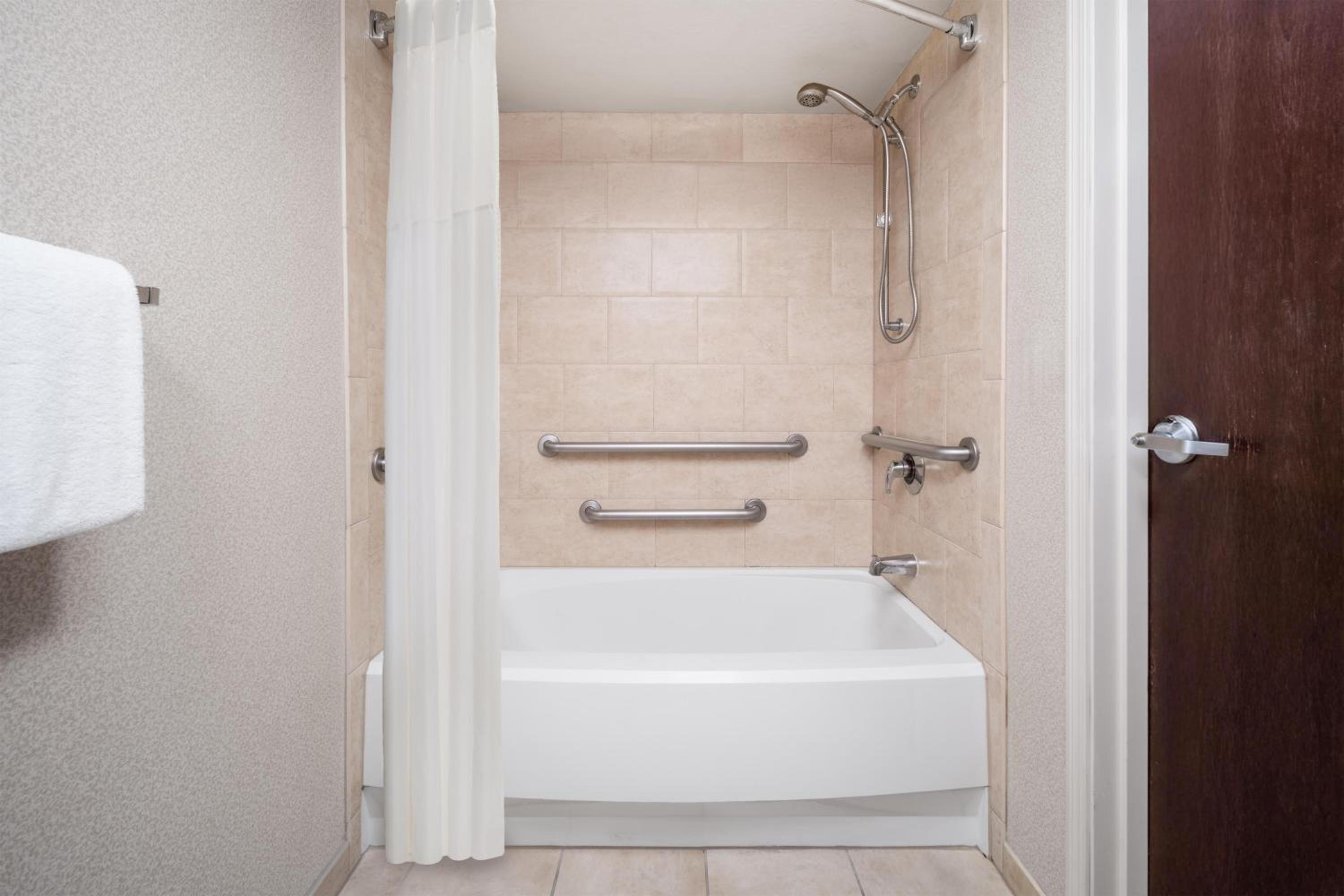 King Suite with Bath Tub, Sofa Bed, Full Kitchen and Separate Living Area - Disability/Non-Smoking - Photo 4