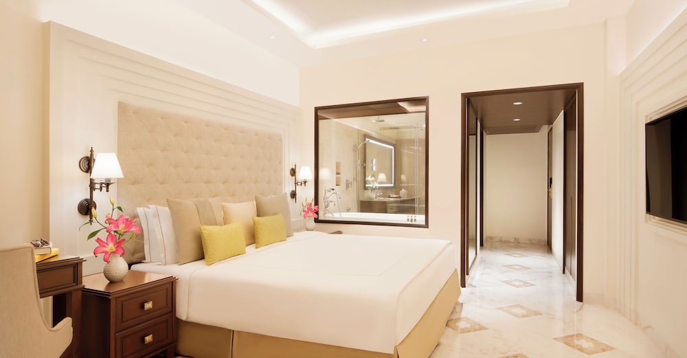 Luxury Room, 1 King Bed, City View - Photo 3