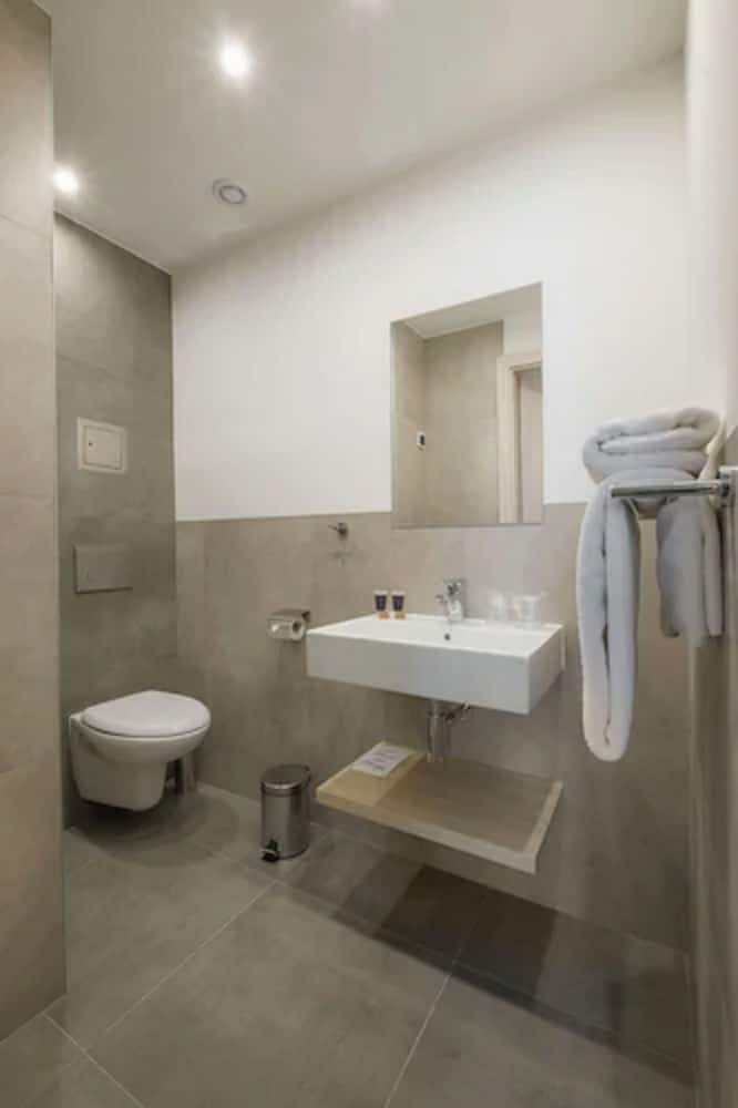 Premium Twin Room - Photo 3