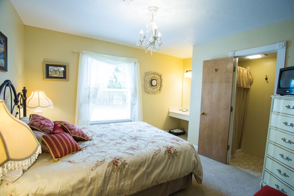 Superior Room, 1 Queen Bed, Private Bathroom (French Room) photo 2