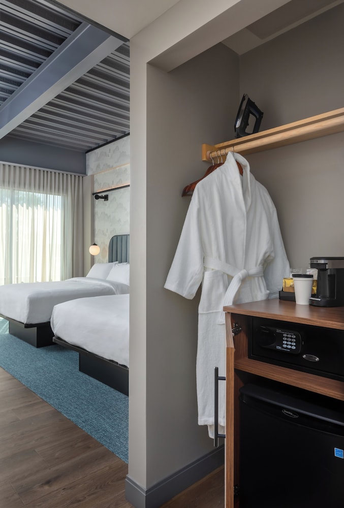 Room, 2 Queen Beds - Photo 2