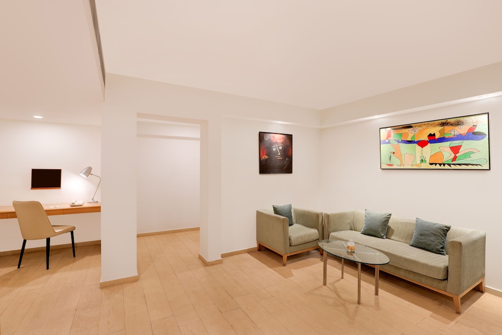 Executive Suite - Photo 5