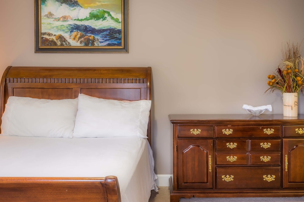 Deluxe Room, 1 Queen Bed photo 2