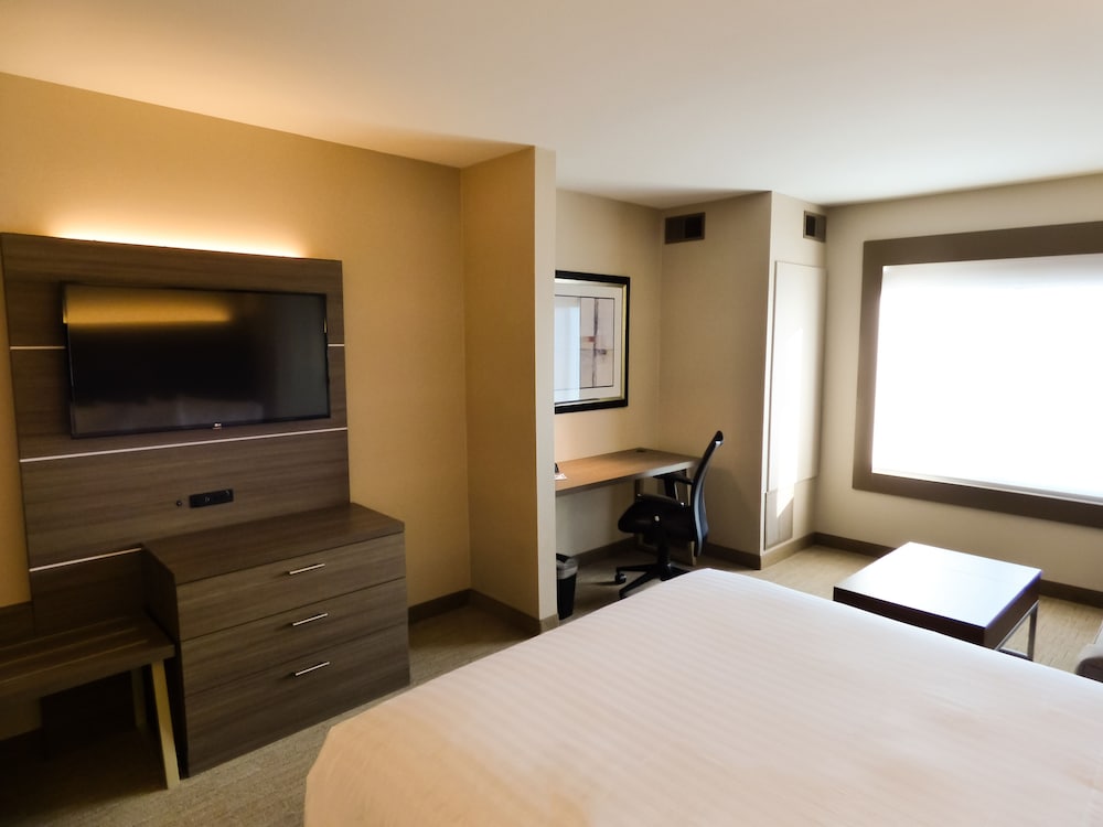 Deluxe Room, 1 King Bed with Sofa bed, Accessible (Communication Accessible) photo 2