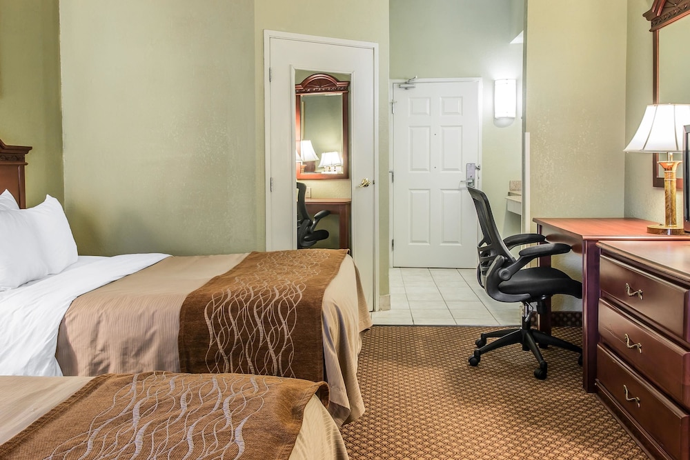 Standard Room, 2 Queen Beds, Non Smoking - Photo 3