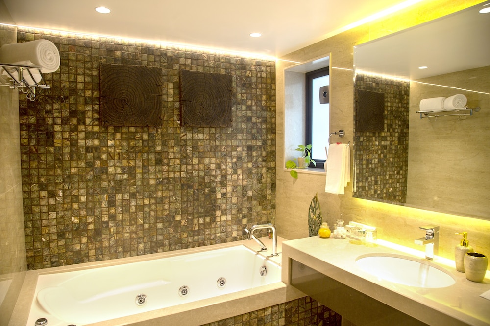 Premium Lake View Suite - Photo 2