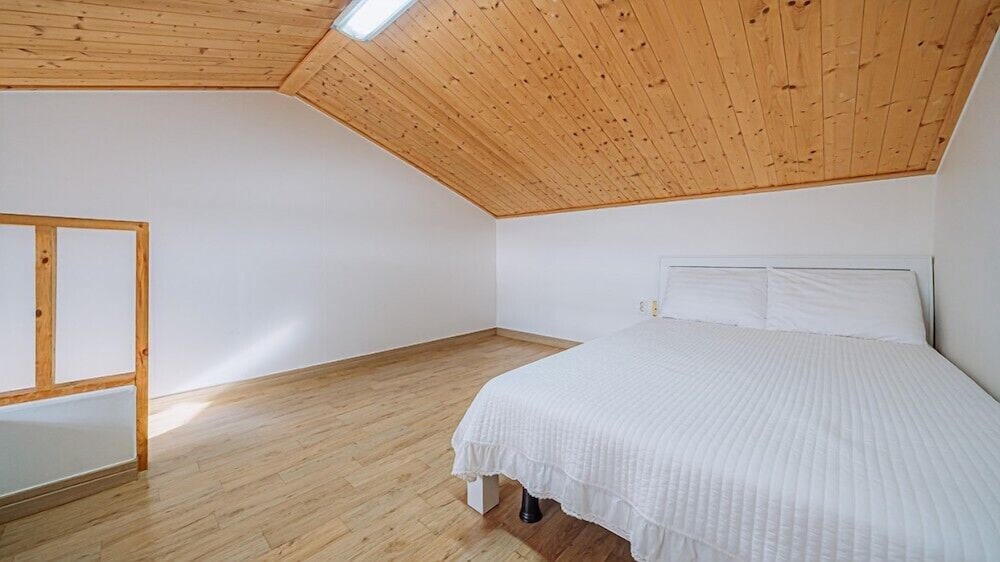 Room (303) photo 2