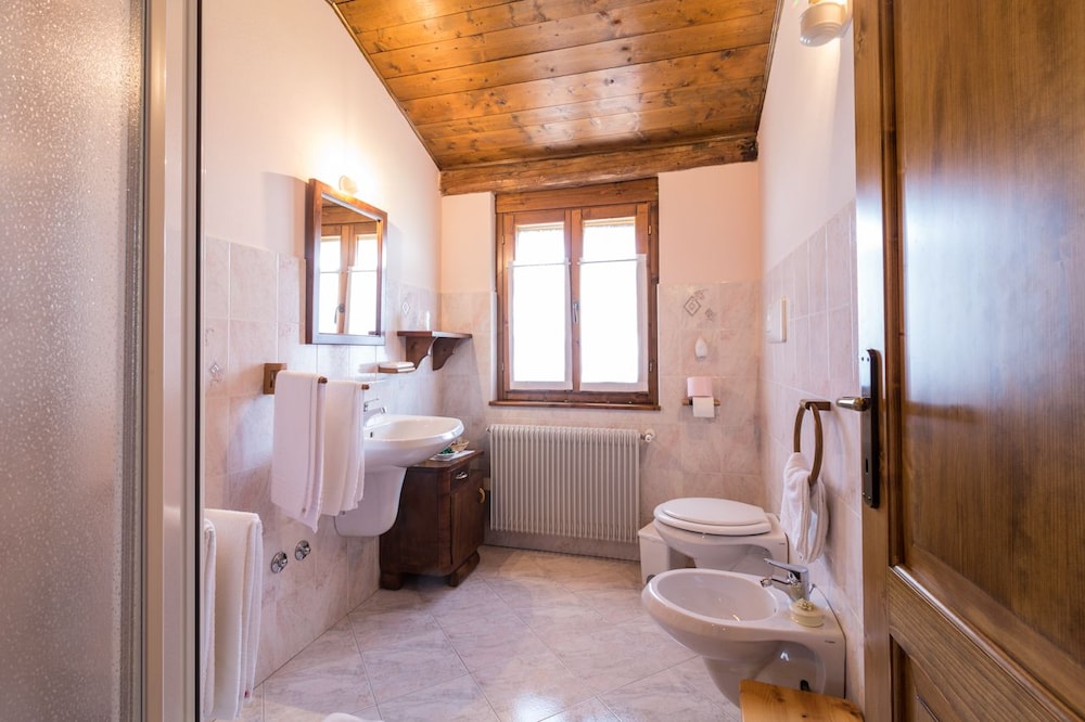 Classic Double Room, Private Bathroom photo 2