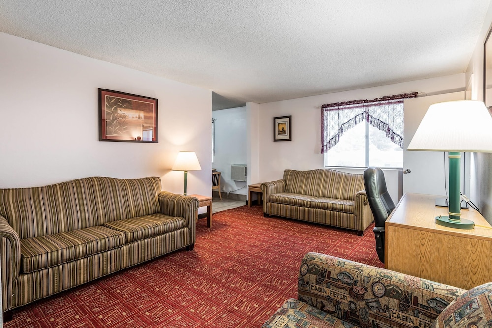 Suite, 1 Queen Bed, Non Smoking photo 3