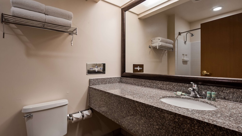 Suite, 1 King Bed, Non Smoking, Refrigerator & Microwave photo 3