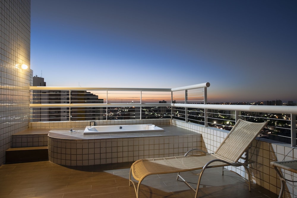 Presidential Suite, City View, Executive Level thumbnail 6